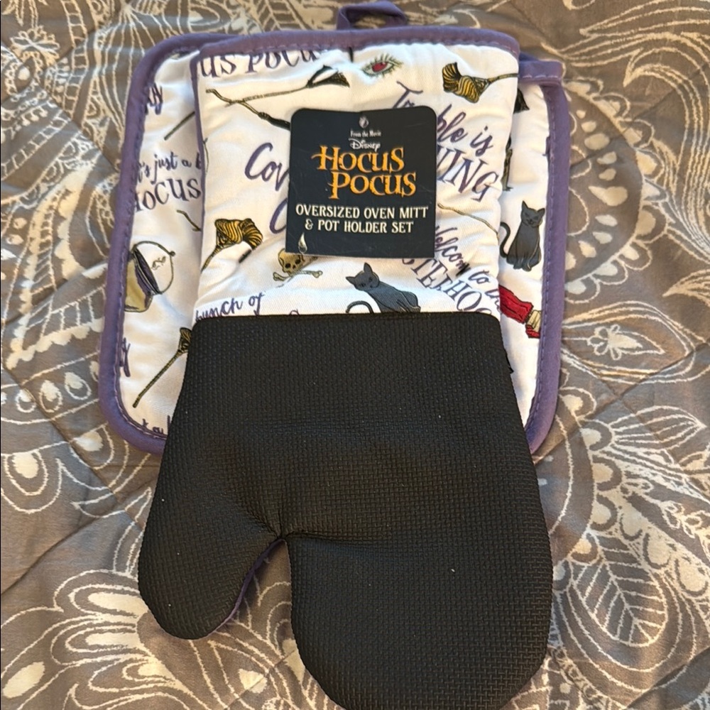 Disney Hocus Pocus Black and Purple Oven Mitt Set